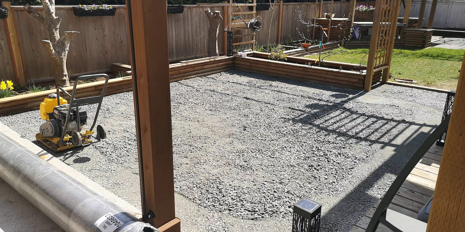 铺碎石后用夯实机夯实