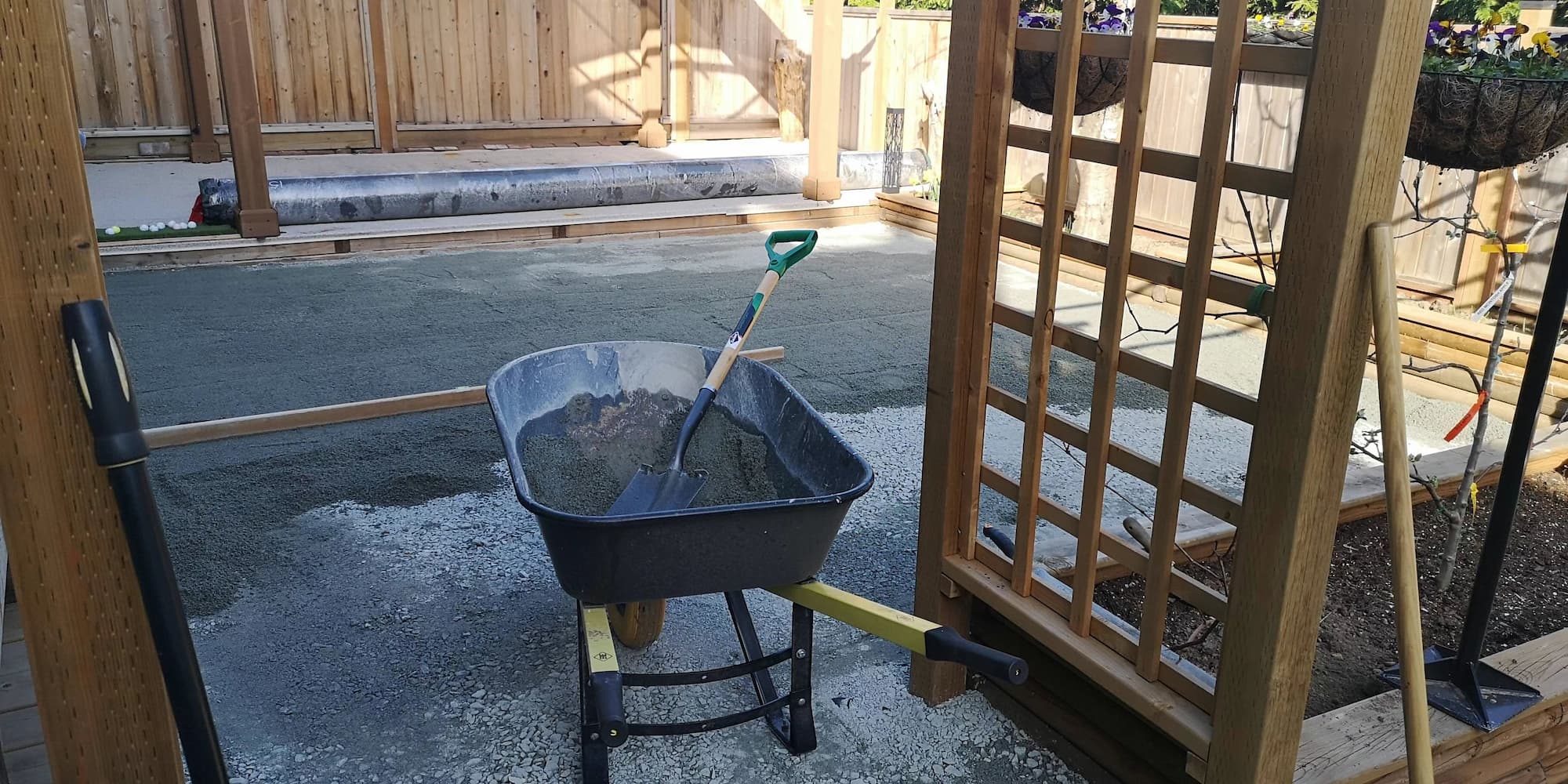 手推车运碎石粉