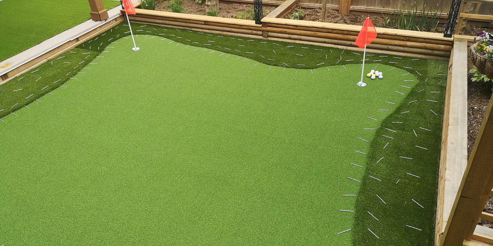 固定钉密集楔入，旗杆就位